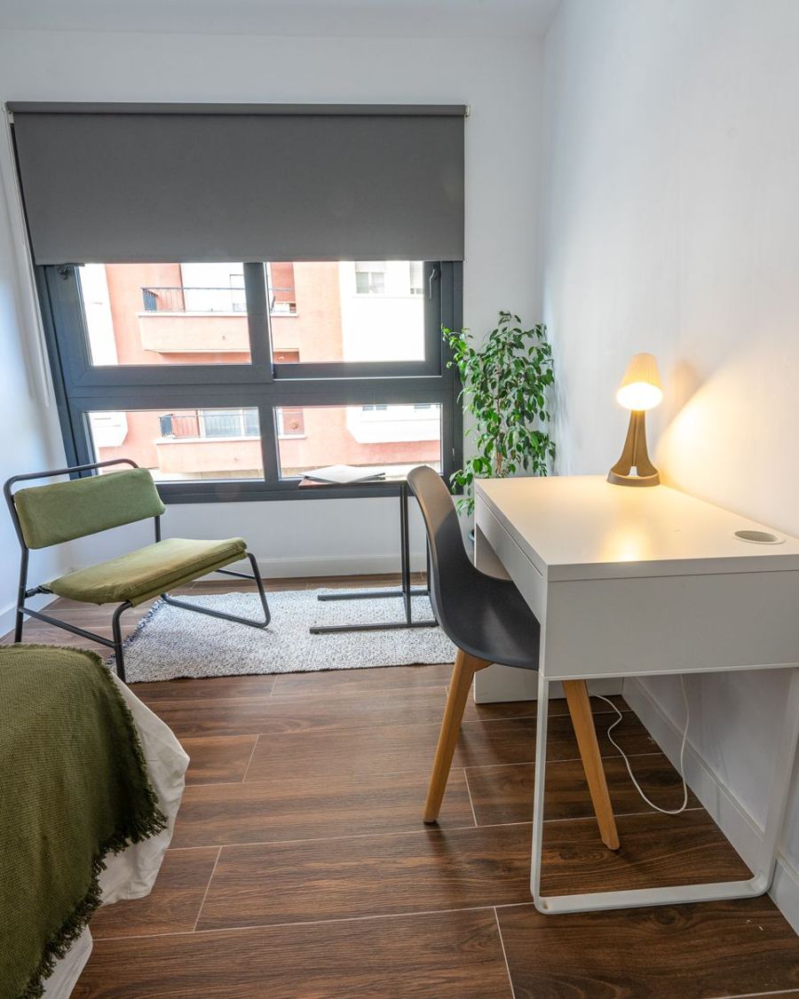 Habitación con escritorio en piso compartido para estudiantes en Reus